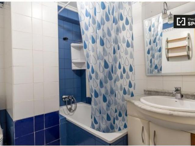 Amplia habitación en apartamento de 5 dormitorios en Rascanya