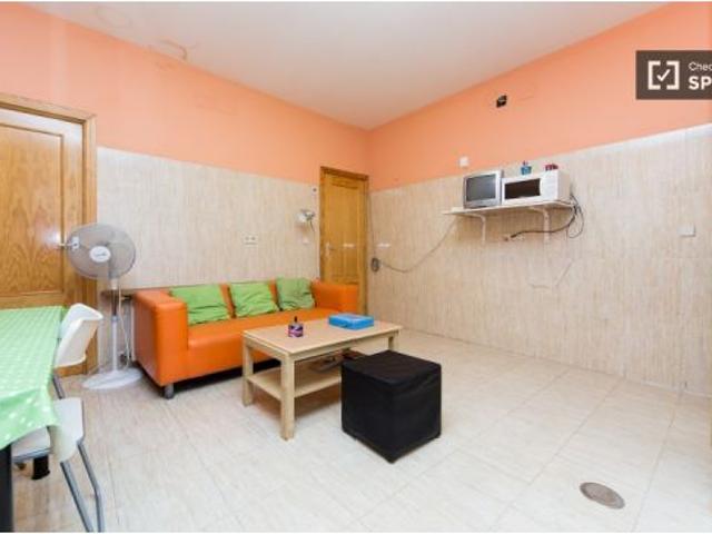 Amplia habitación en apartamento de 5 habitaciones con escritorio, Chueca