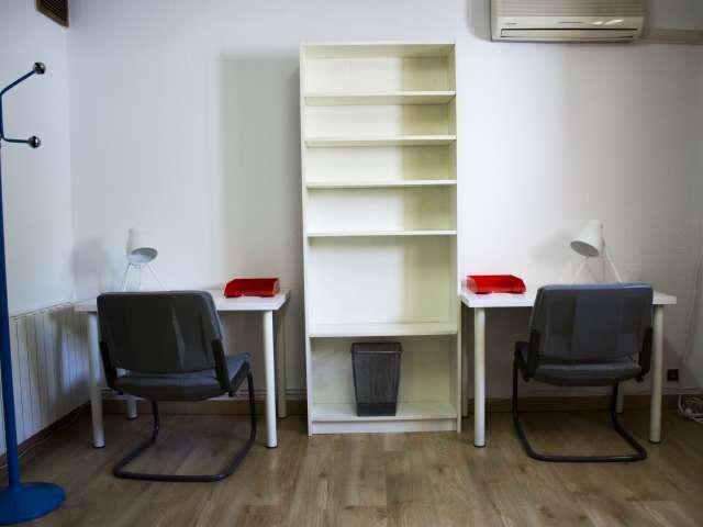 Amplia habitación en apartamento de 7 dormitorios en Valverde, Madrid