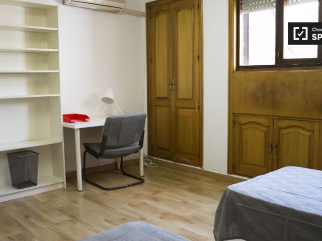 Amplia habitación en apartamento de 7 dormitorios en Valverde, Madrid