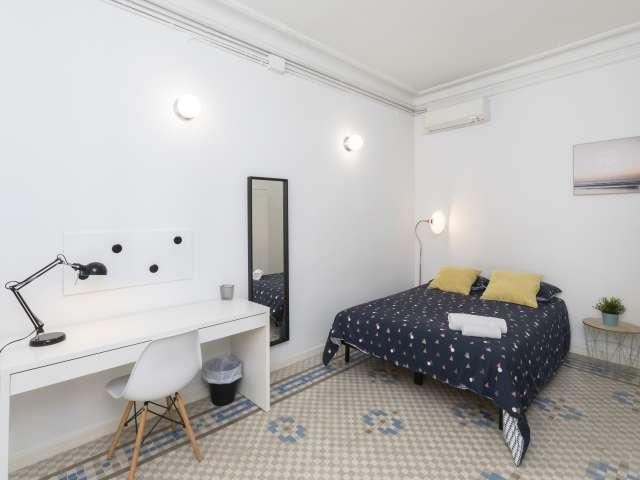 Amplia habitación en apartamento de 9 habitaciones en Barcelona