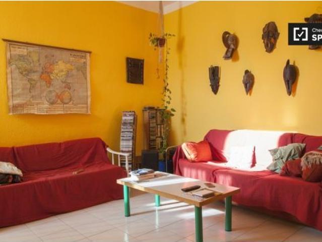Amplia habitación en apartamento de 2 dormitorios en Malasaña