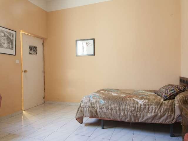 Amplia habitación en apartamento de 2 dormitorios en Malasaña, Madrid
