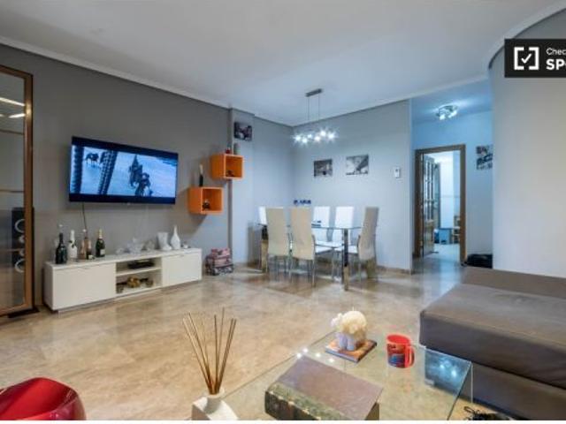 Amplia habitación en apartamento de 3 dormitorios en Campanar