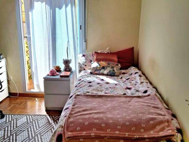 Amplia habitación en apartamento de 3 dormitorios en Retiro, Madrid