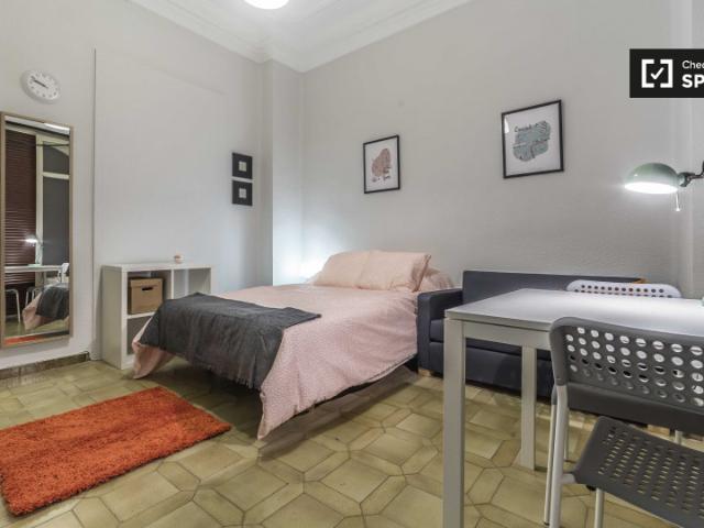 Amplia habitación en piso compartido en el Eixample, Valencia