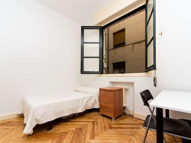 Amplia habitación en piso compartido en Puerta del Sol, Madrid