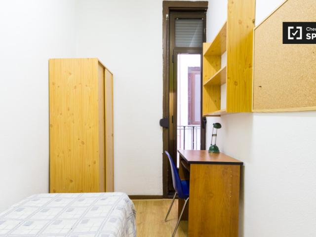 Amplia habitación en piso de 12 habitaciones en Puerta del Sol, Madrid