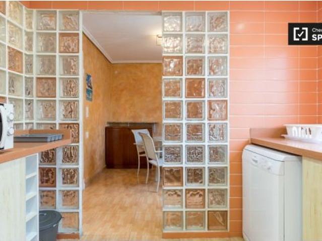 Amplia habitación en piso de 3 dormitorios en Jesús