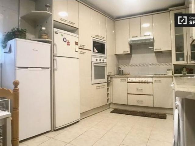 Amplia habitación en piso de 6 dormitorios en Malasaña
