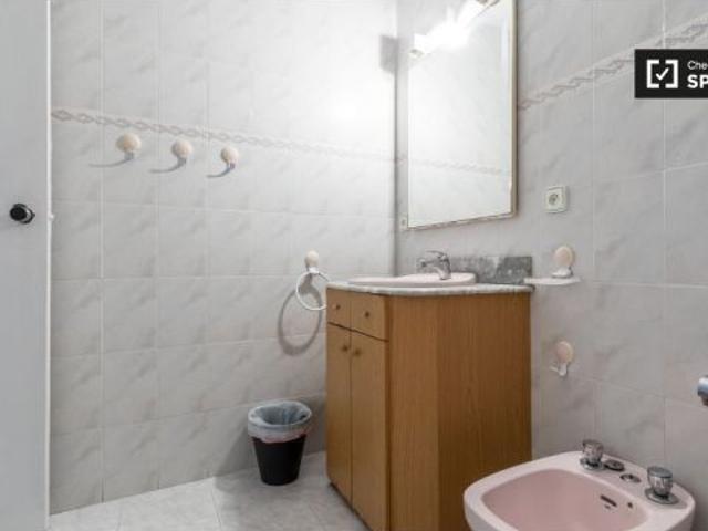 Amplia habitación para alquilar en apartamento de 4 dormitorios en Camins al Grau