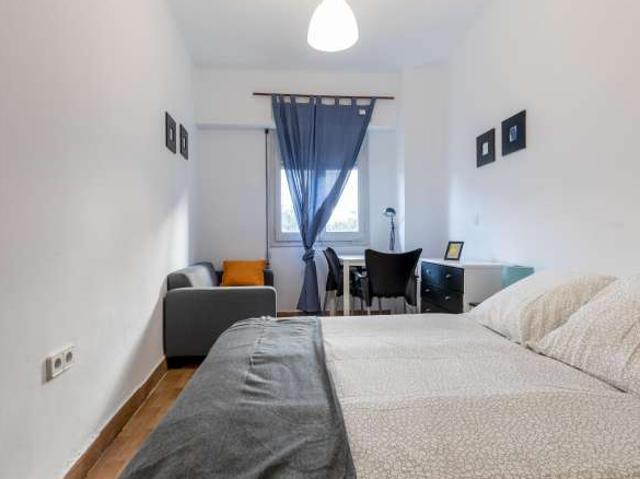 Amplia habitación para alquilar en apartamento de 4 dormitorios en Camins al Grau