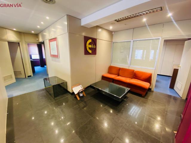 Amplia oficina en alquiler