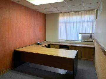 Amplia oficina en barrio París y Londres | Espacios por CLF 50.00 en Santiago