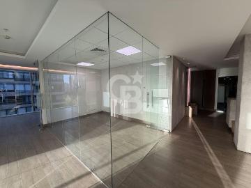 Amplia oficina iluminada en Las Condes | Espacios por CLF 119.00 en Las Condes