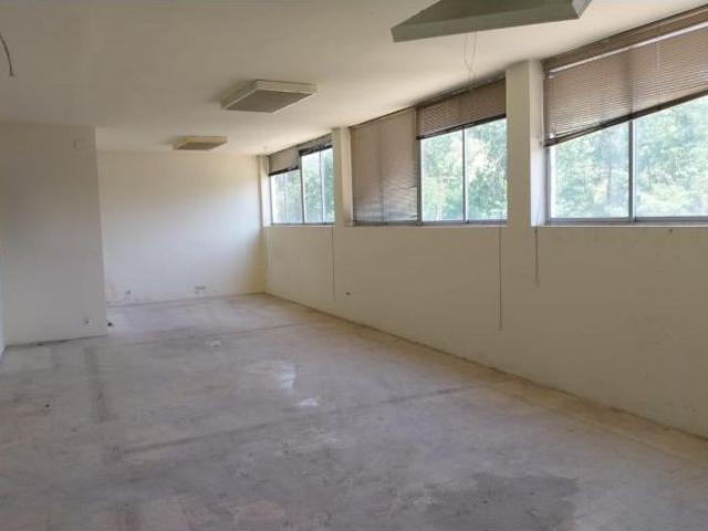 Amplia nave de mas de 1000m2 en alquiler en Granollers/Spacious warehouse of over 1000m2 for rent in