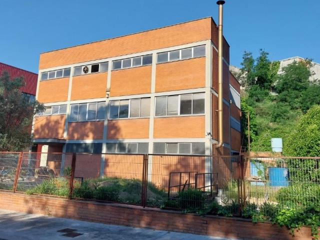 Amplia nave de mas de 1000m2 en alquiler en Granollers/Spacious warehouse of over 1000m2 for rent in Granollers Barcelona