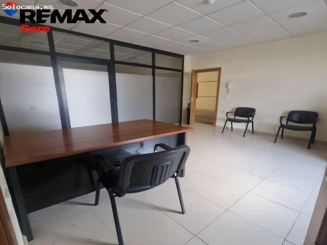 Amplia Nave Industrial con Instalaciones Completas y Patio Amplio