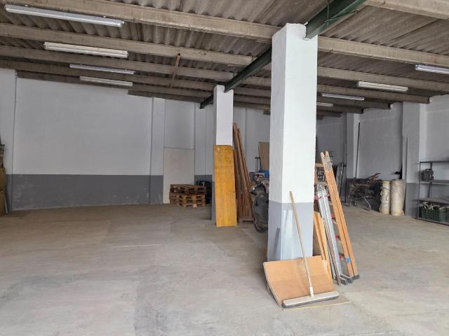 Amplia nave industrial con patio, oficinas y excelente ubicación 322 metros
