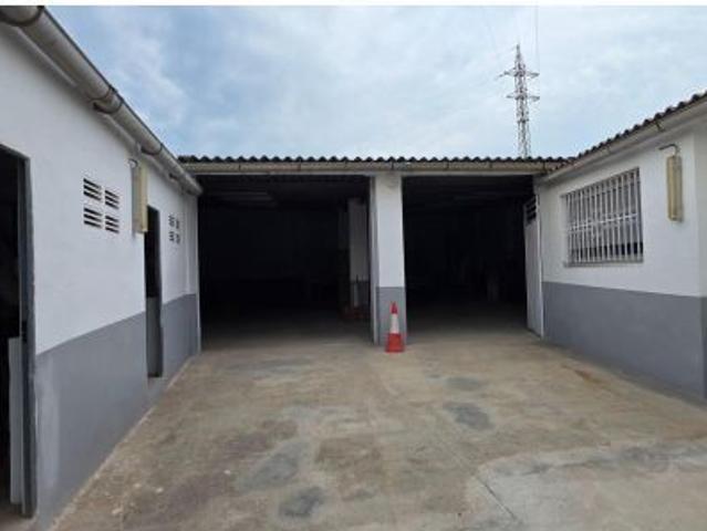 Amplia nave industrial con patio, oficinas y excelente ubicación 322 metros