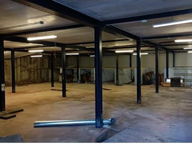 Amplia nave industrial de dos plantas