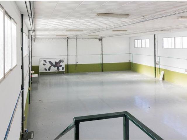 Amplia Nave Industrial en Redovan: Oportunidad Única