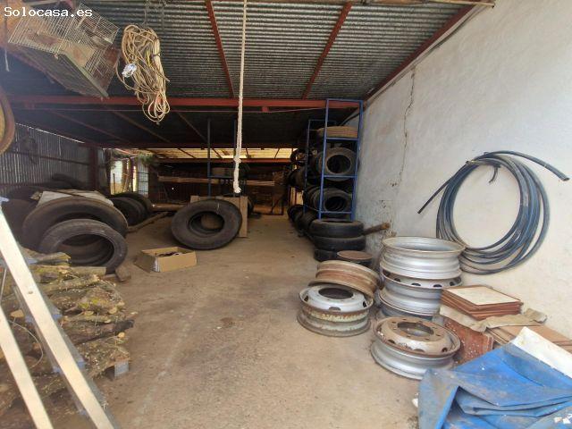 Amplia nave industrial en venta con negocio y vivienda en Los Yébenes