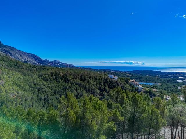 Amplia parcela urbana con vistas a la montaña en Callosa d'en Sarrià