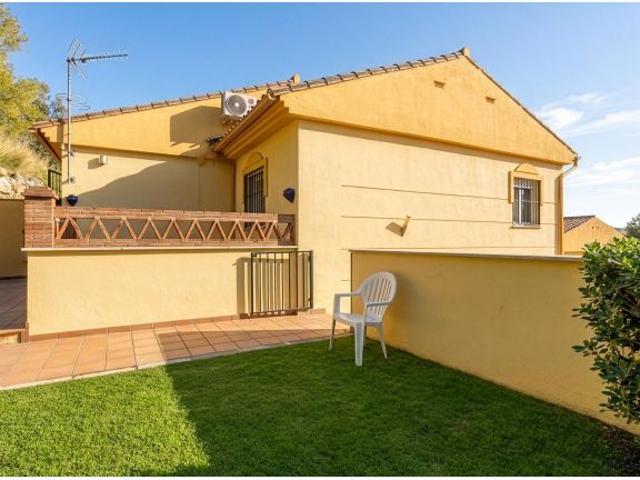 Amplia pareada en venta junto al golf con garaje doble y acceso directo a piscina