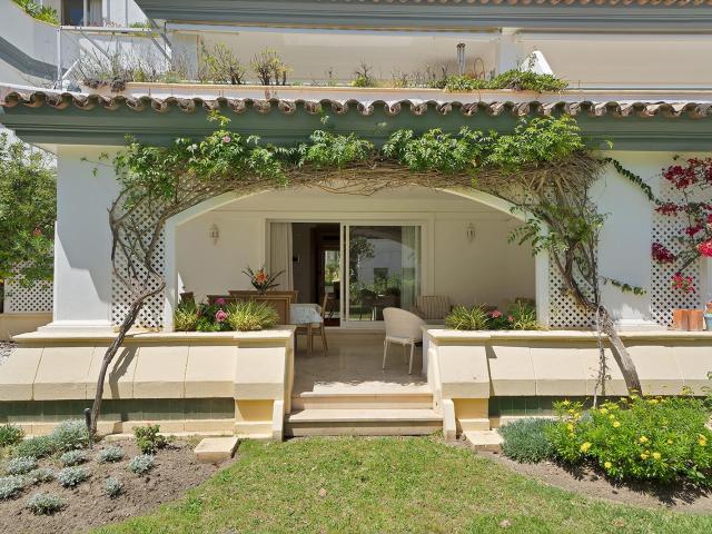 Amplia planta baja Apartamento en venta en la Nueva Milla de. 182m² Estepona