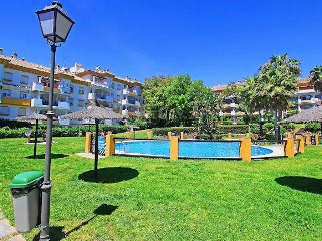 Amplia planta baja en esquina con jardín privado en la Milla de Oro de Marbella