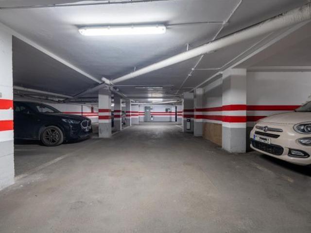 Amplia plaza de aparcamiento en calle Marqués de Comillas, centro de la cuidad