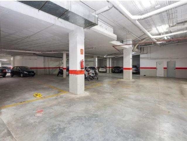 ! Amplia plaza de aparcamiento en Sanders para 2 vehículos!