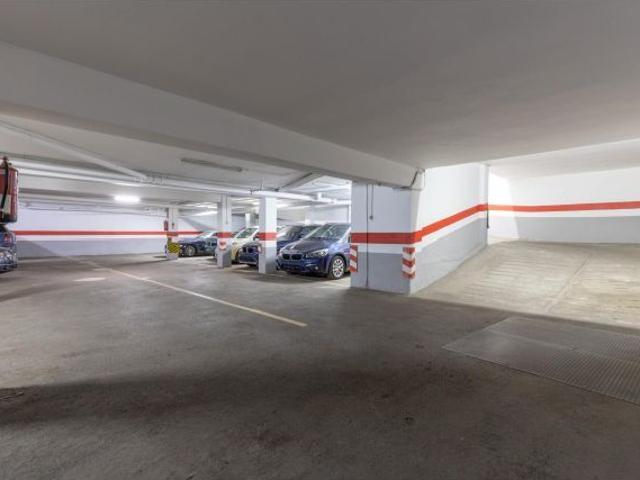 Amplia plaza de garaje para dos vehículos en el corazón de Granada – fácil acceso y ubicación inmejo