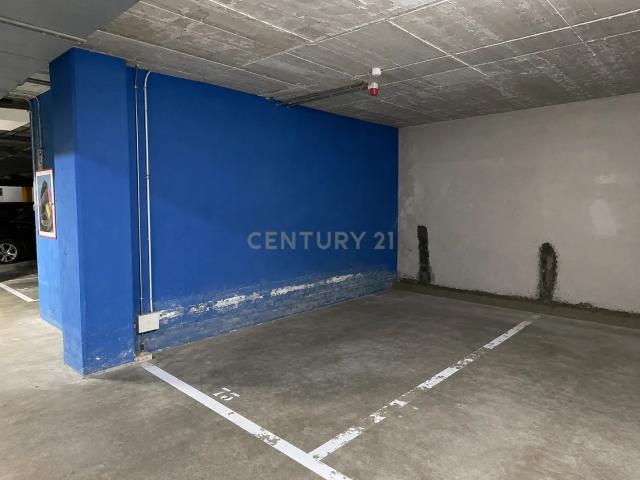 Amplia plaza de parking en Poblenou