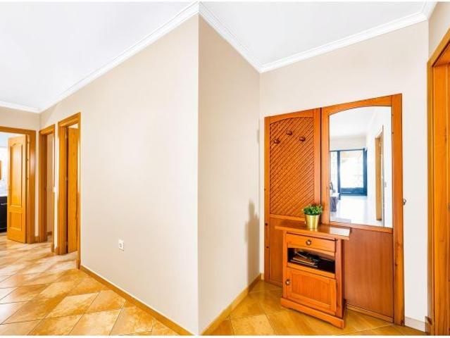 Amplia propiedad con vivienda principal y apartamento independiente