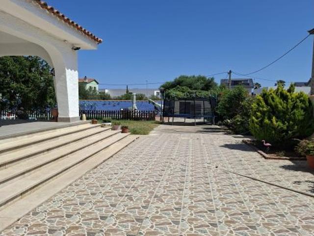 Amplia Propiedad con Jardín y Piscina a Pasos de la Playa Vinaròs Precio 382.000