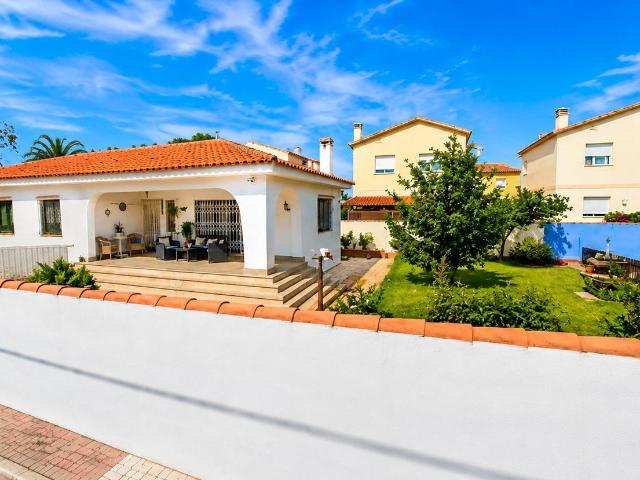 Amplia Propiedad con Jardín y Piscina a Pasos de la Playa Vinaròs Precio 382.000