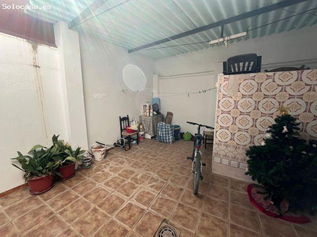 Amplia Propiedad en Planta Baja y Primera con Patio Exterior