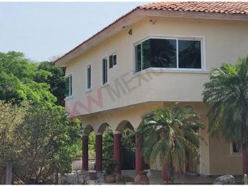 Amplia Quinta con Bodega en Venta, a 8 Minutos del Aeropuerto