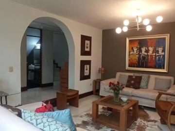 Amplia residencia venta por urb valencia umacollo yanahuara