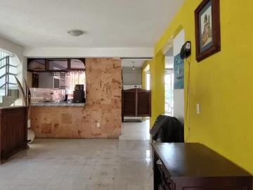 Amplia residencia con alberca en Col. Alta Vista