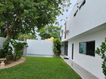 Amplia Residencia en venta al norte de la ciudad, cercana al periférico