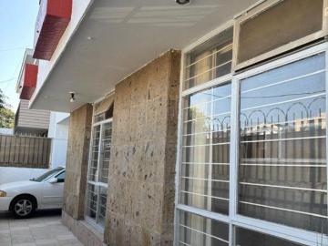 Amplia Residencia en Jardines del Country