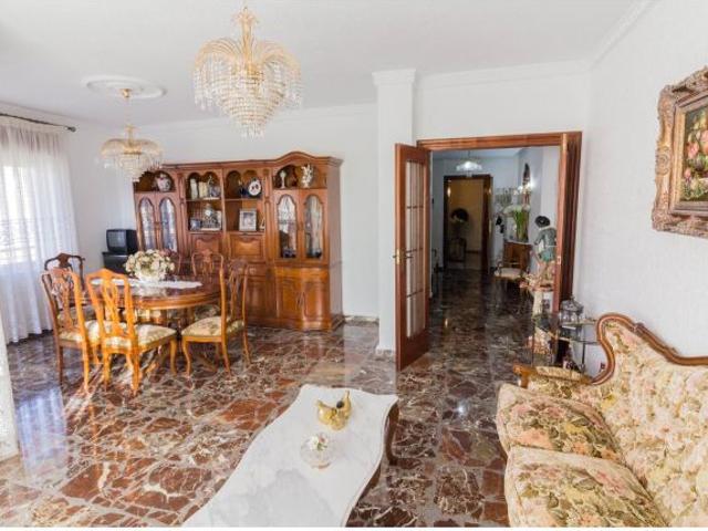 AMPLIA VIVIENDA CON NEGOCIO Y NAVE INCLUIDA EN COX