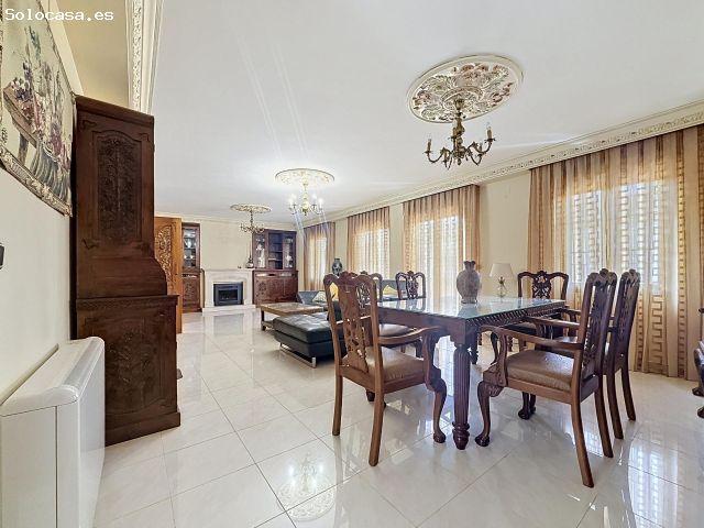 Amplia vivienda con acceso propio, buhardilla, terraza y gran patio con piscina en el centro de Bene