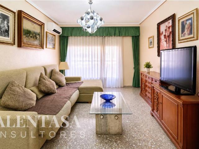 Amplia vivienda con garaje en Pla del Real – Mestalla, junto al Turia