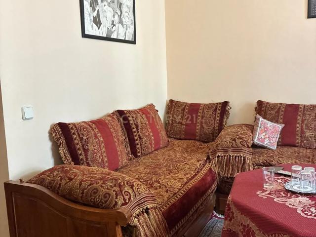 Amplia vivienda con gran potencial de reforma en finca señorial de la calle Atocha