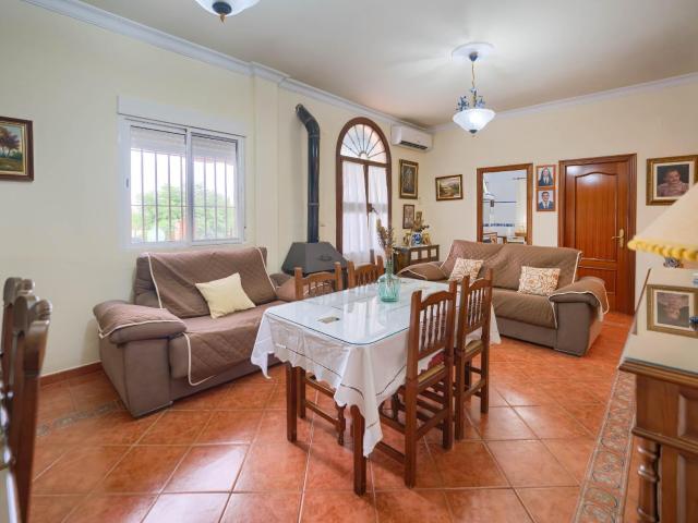 Amplia vivienda con parcela de 2.339 m2 y construcción auxiliar de 114 m2 en Olivares