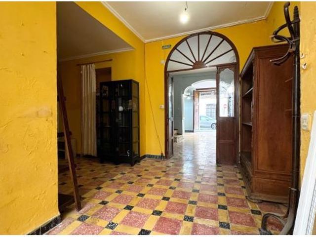 Amplia vivienda con patio y múltiples posibilidades en pleno centro de Pego